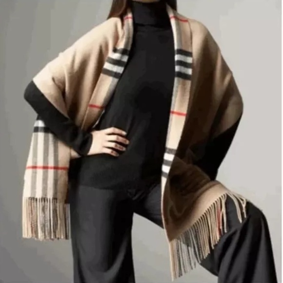 Burberry Helena Shawl Wrap with Pockets - Picture 5 of 7